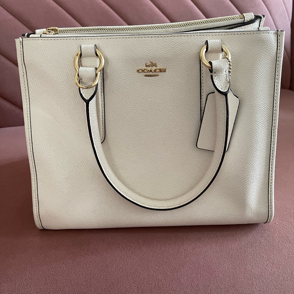 Like new Coach purse. Comes with crossbody strap.